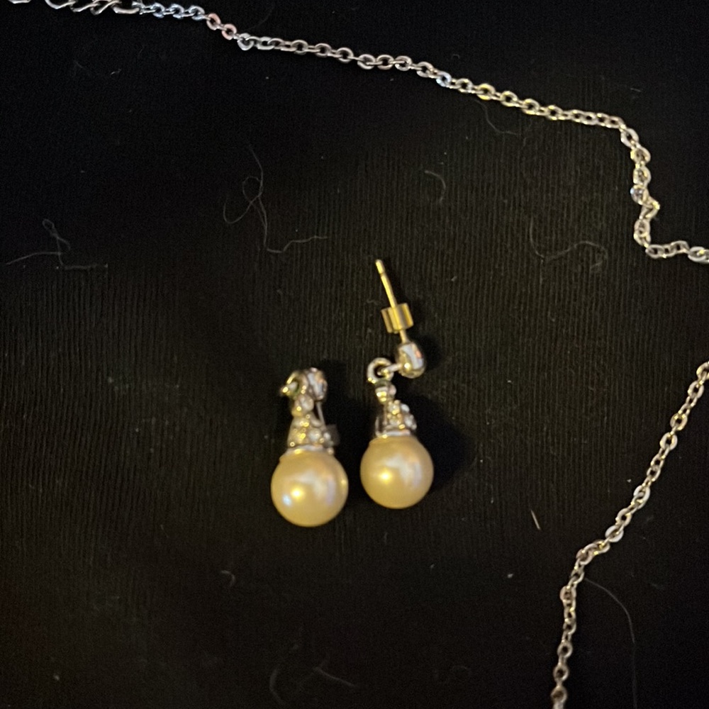 FREE Pearl Necklace And Earrings - Picture 3 of 3